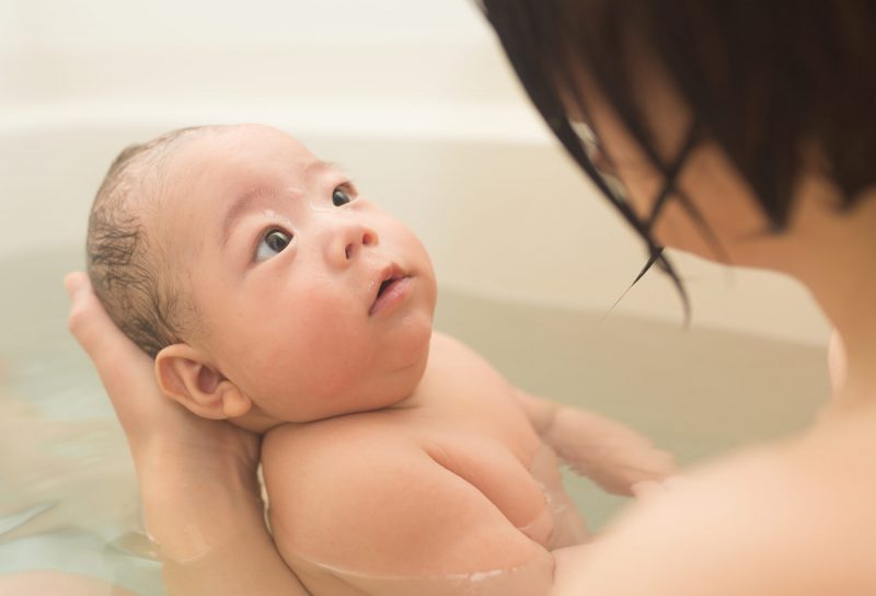赤ちゃんをお風呂に1人で入れる方法