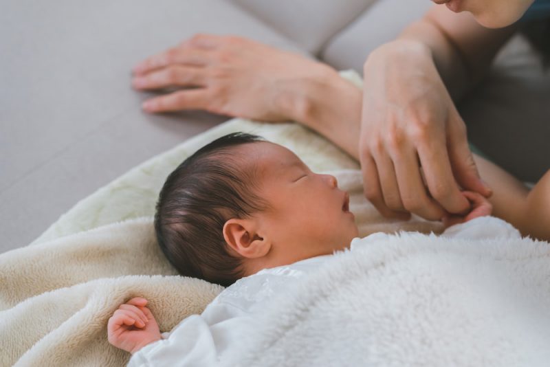 新生児がうなる原因と対処法