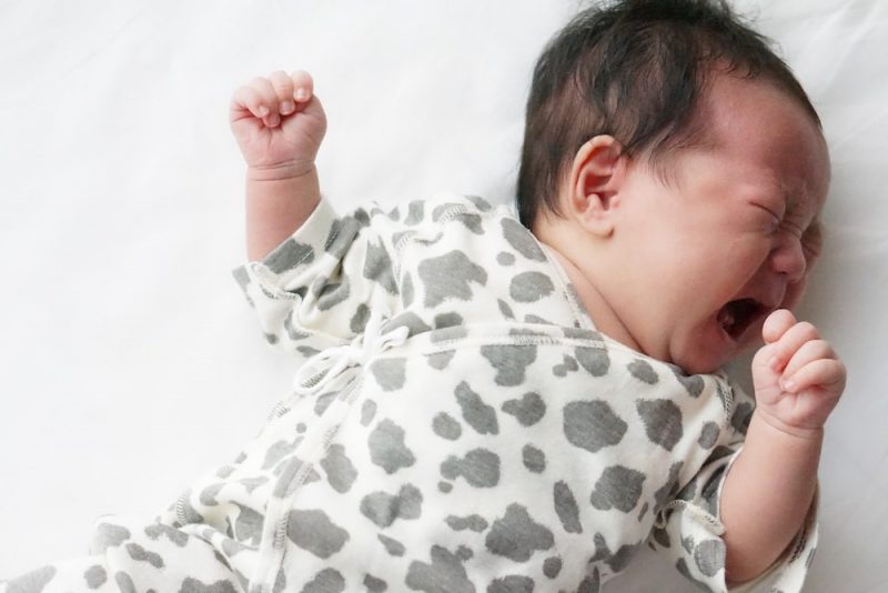 赤ちゃんの夜泣きは寝言が原因かも？