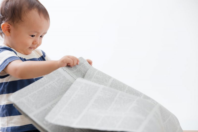 赤ちゃんとの新聞紙遊びのアイデア集
