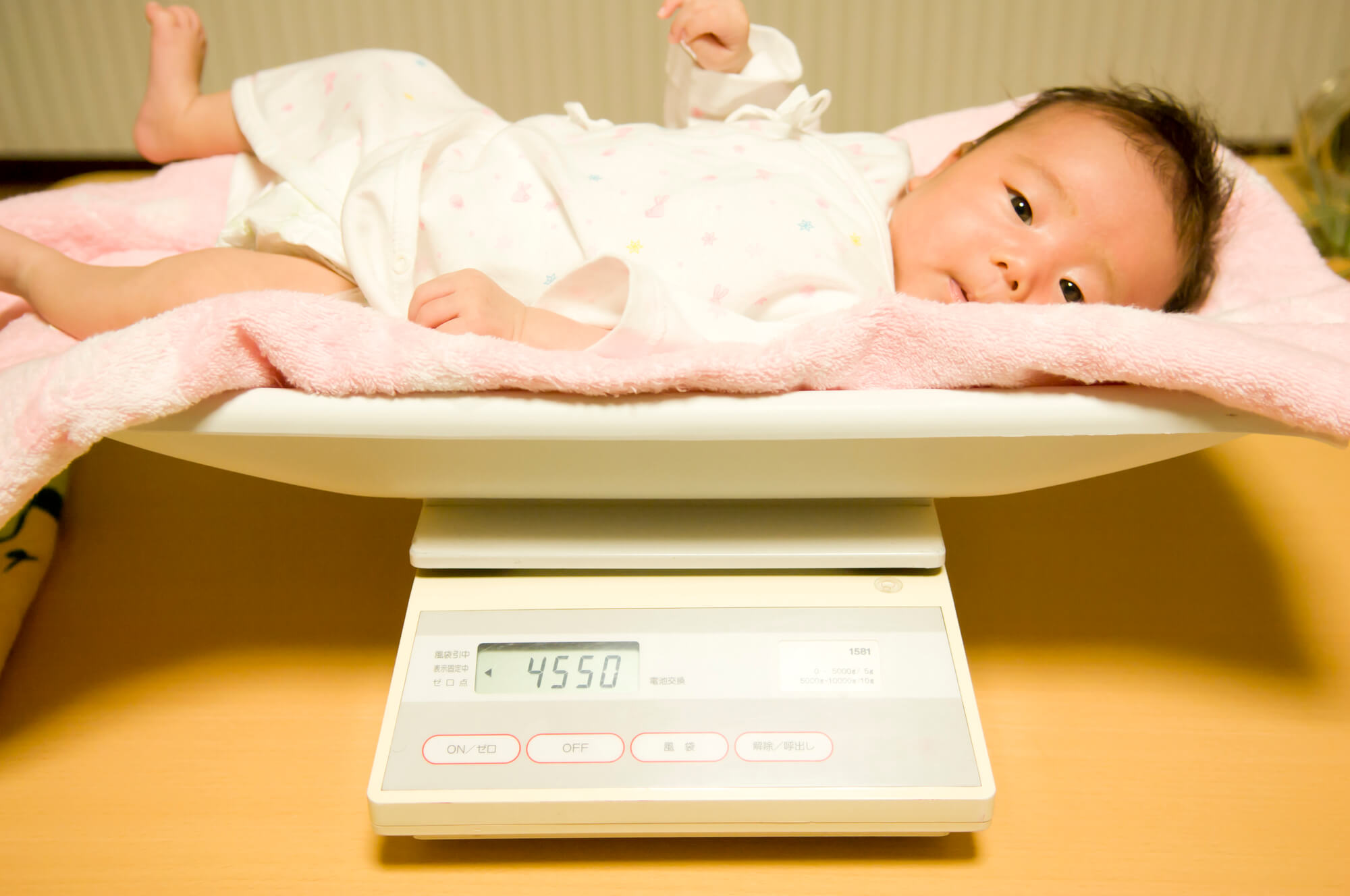 生後1ヶ月の赤ちゃんの体重 赤ちゃん成長ナビ 小児科専門医師 監修